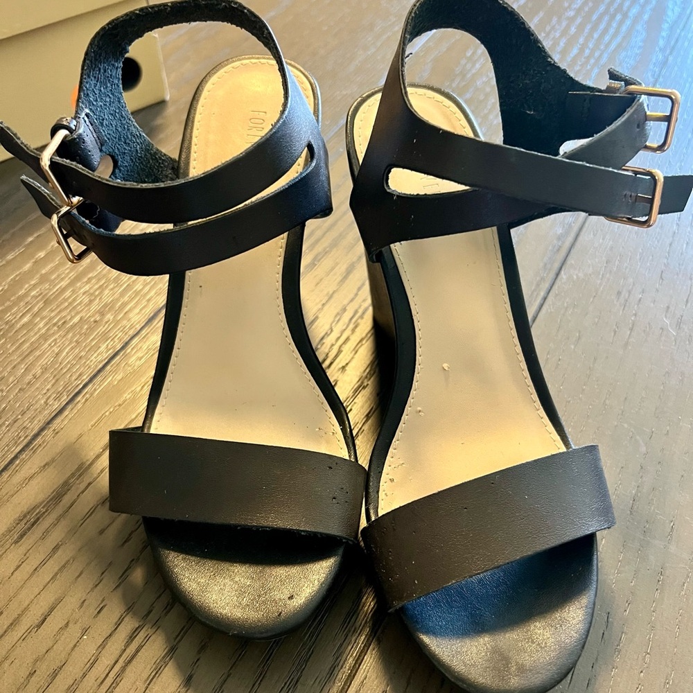 Black heel wedge